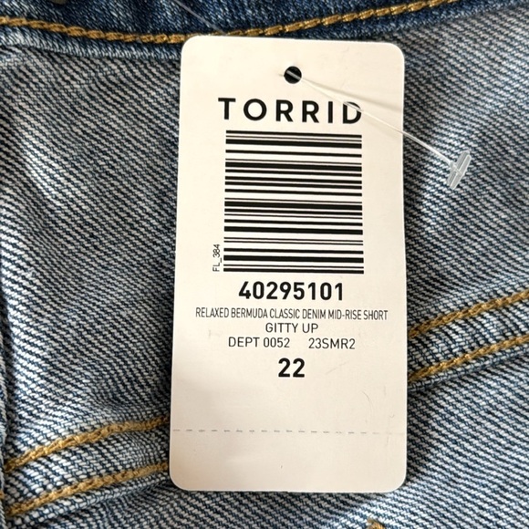 Torrid NWT Relaxed Bermuda Classic Denim Mid Rise Button Fly Raw Hem Jean Shorts - Picture 9 of 12